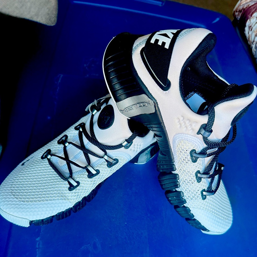 Nike men 9 sneakers, new, black white, metcon